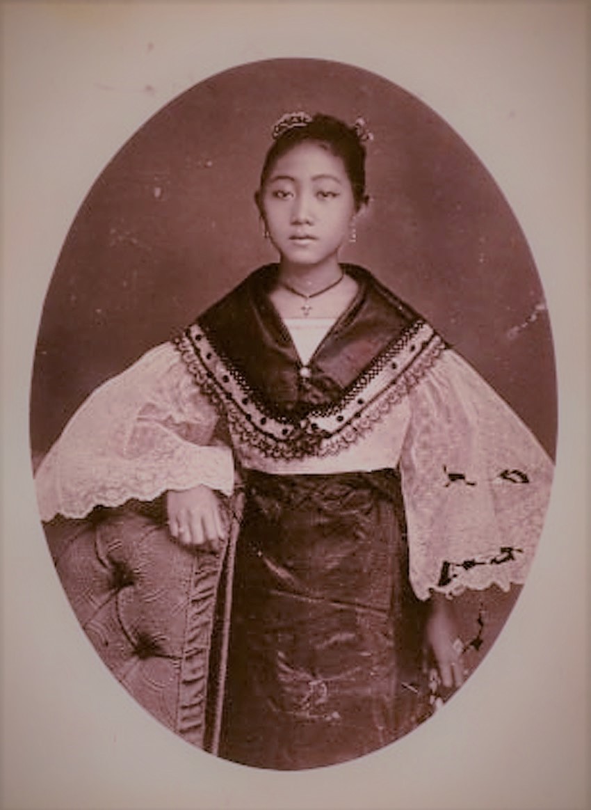 Description: Chinese Filipino wearing the traditional Filipino gown the “Maria Clara gown”Date: 4 November 1913Author: Unknown author